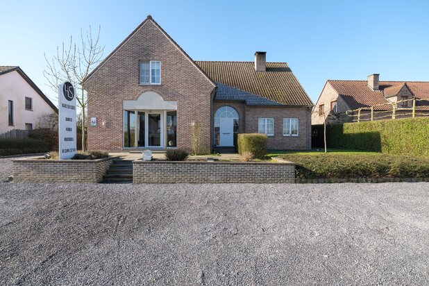 Instapklare degelijke villa van 469m² met handelsruimte op een terrein 1.295m² te Herk-de-stad.