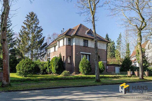 Prachtige woning (324 m²) op een zuid-west-georiënteerd perceel van 1530 m² in Brasschaat