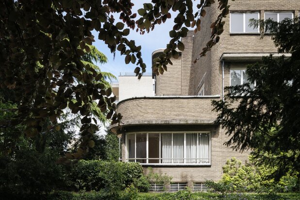 Omgeving Sint-Pieters station - Imposante half vrijstaande villa met parktuin, in nieuwe zakelijkheid naar een ontwerp van architect Geo Bontinck (1935).