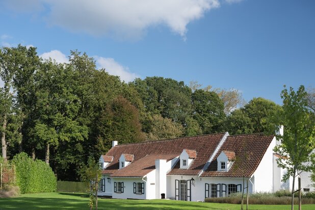 Authentieke vierkantshoeve in idyllische groene omgeving, centraal gelegen tussen Gent en Oudenaarde.