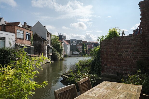 Bijzondere te renoveren herenwoning met unieke ligging aan het water