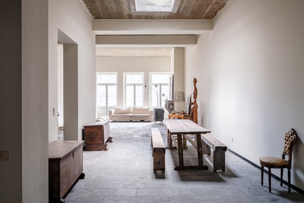 Centrum Gent, toplocatie! Unieke opbrengsteigendom bestaande uit commercieel ruimte met 2 appartementen langs het Oudburg en een loft-woning achteraan palend aan het water.