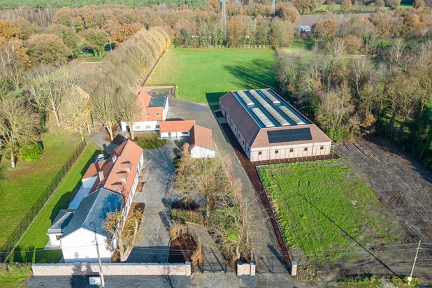 Exclusief landhuis met overdekte piste, buitenpiste en paardenstallen op circa 3 hectare