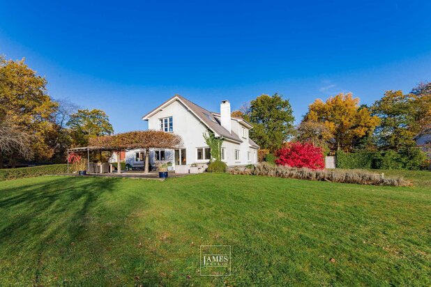 Une villa cinq chambres dans un écrin de verdure