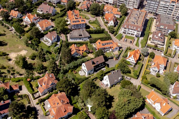 Hedendaagse villa verscholen in een rustig paadje hartje Zoute ...