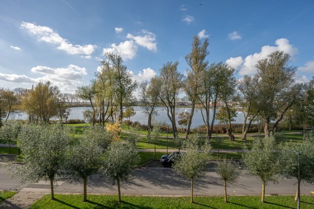 Exclusief: 1e lijn appartement met zuid-west georiënteerde terrassen en frontaal zicht op het meer te Duinenwater