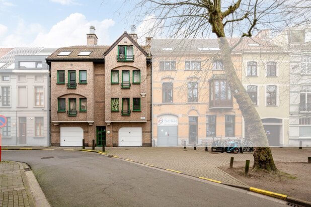 Vergunde opbrengsteigendom met 14 studio's en 2 garageboxen nabij station Gent-Sint-Pieters