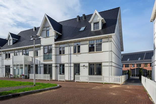 Uitzonderlijk hoogwaardig afgewerkte 6-kamer hoekwoning