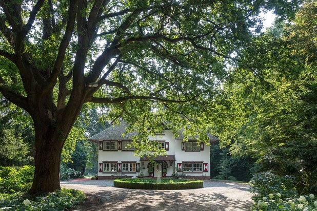 Prachtig gelegen landgoed met woonhuis, gastenhuis en badhuis.